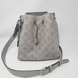 Louis Vuitton Muria Product ID : M58788
Material: Mahina Color: Light Gray